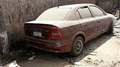 سيارة متروكة بأحد الشوارع الجانبية تثير الذعر في منوف