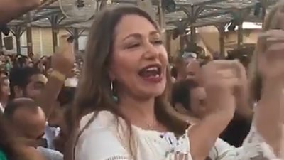 ليلى علوي ترقص في حفل عمرو دياب بالساحل الشمالي (فيديو)