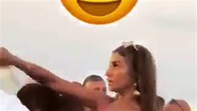 تصرف غير متوقع لدينا الشربيني مع عمرو دياب على الشاطئ (فيديو)