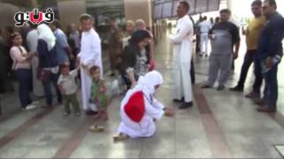بالفيديو.. سيدة تُقبِّل أرض مطار القاهرة بعد عودتها من الحج