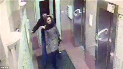 بالفيديو والصور.. شاهد ماذا فعل هذا الرجل بعد إفقاده سيدة لوعيها