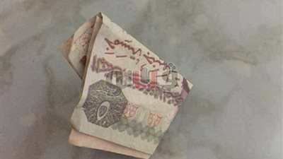 بالصور.. سائق «تاكسي» يسرق امرأة بطريقة ماكرة