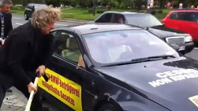 بالفيديو.. مالك BMW M6 يقرر تحطيمها لعدم رضاه عن أداء مراكز الخدمة