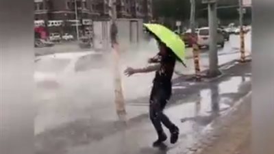 بالفيديو.. شاب «منحوس» يتعرض لموقفين محرجين في الشارع