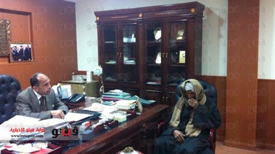 بالصور.. محافظ الفيوم يلتقي أسرة شهيد المنصورة