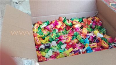 بالفيديو.. مدرسة بقنا تستقبل التلاميذ بالحلوى على أنغام «ذهب الليل»