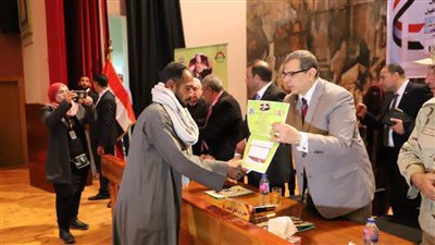 وزير القوى العاملة يسلم 2519 شهادة 
