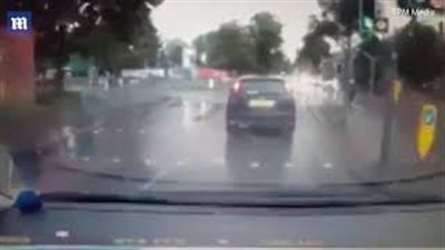 بالفيديو والصور.. تصادم 4 سيارات في حادث مروع بسبب الأمطار