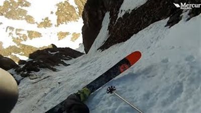 بالفيديو والصور.. متزحلق يفقد زلاجته على ارتفاع آلاف الأقدام