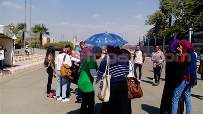 «الشمسية والكاب والنظارة» وسائل الطلاب للحماية من أشعة الشمس