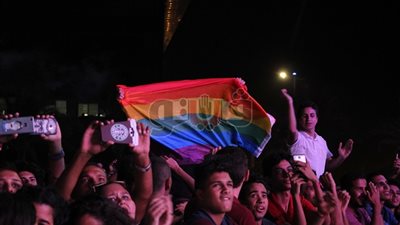 القبض على 7 مثليين بالقاهرة الجديدة رفعوا علمهم في حفل «مشروع ليلى»