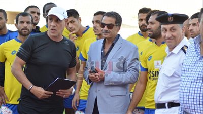 بالصور.. مدير أمن الإسماعيلية يهنئ لاعبى الدراويش لتصدرهم الدوري
