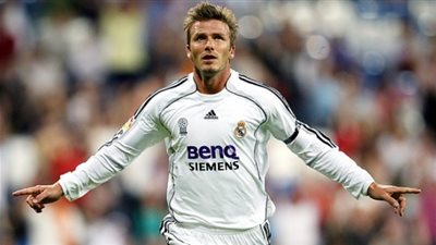 ديفيد بيكهام يحلق شارب ابنه في عيد ميلاده الـ١٦