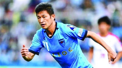 عمره 53 سنة.. أكبر لاعب في العالم يجدد عقده