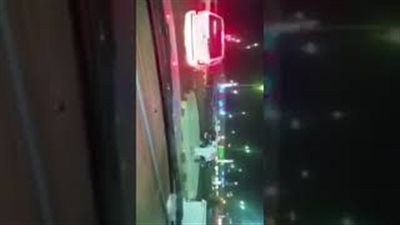 لحظة إنقاذ طفل من الدهس بالسعودية (فيديو)