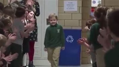 ممر شرفي لطفل عمره 6 أعوام بعد انتصاره على مرض السرطان | فيديو