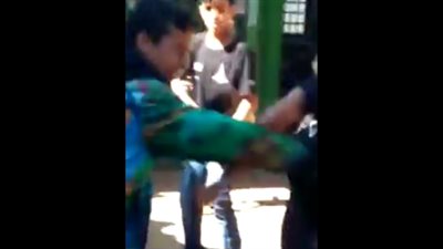 مشاجرة عنيفة بين شابين مراهقين داخل مدرسة (فيديو)