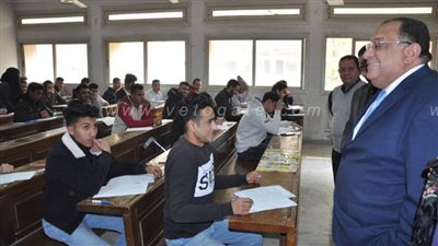 رئيس جامعة حلوان يتفقد سير امتحانات الفصل الدراسي الأول