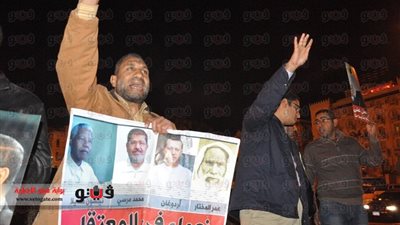 سلسلة بشرية للجماعة الإرهابية بمحطة الرمل