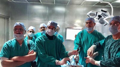 بروفسيور أمريكي يقود فريقا للتخلص من السمنة بالمنظار لشاب وفتاة بطنطا