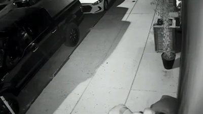 لحظة اعتداء 3 رجال وامرأة على شخص وسرقته (فيديو)