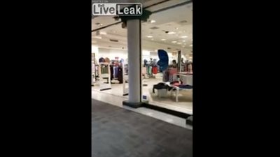 امرأة تعتدي على موظفة داخل متجر ملابس (فيديو)