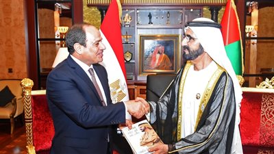 حاكم دبي يهدي السيسي نسخة من كتابه «تأملات في السعادة والإيجابية»