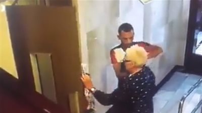 لحظة اعتداء لص على مسنة وسرقة قلادتها (فيديو)