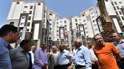 مدبولي يتفقد أعمال تنفيذ المرافق والأحياء السكنية بالعاصمة الإدارية (فيديو)