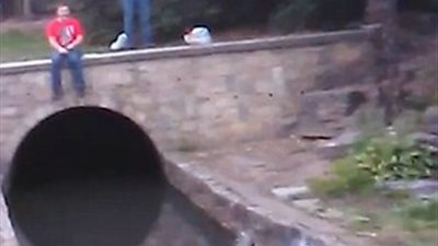 سقطة مروعة لمخمور قفز أعلى قناة مياه (صور)