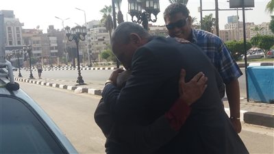 محافظ الإسماعيلية الجديد يصافح كبير مشجعى الدراويش من متحدى الإعاقة