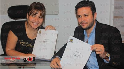 بالصور.. مى كساب تتعاقد مع شركة 