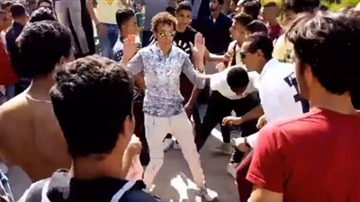 بالفيديو.. طلاب يرقصون «عراة» على الأغاني الشعبية أمام جامعة حلوان