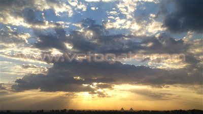 بالصور.. مواطن يرصد لحظات غروب الشمس على ضفاف النيل بالمعادي