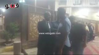 بالفيديو.. فتحي مبروك ومؤمن سليمان يصلان عزاء والدة طارق مصطفى