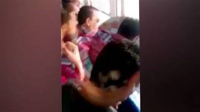 بالفيديو.. معاقبة شاب حاول سرقة هاتف فتاة من شباك المترو