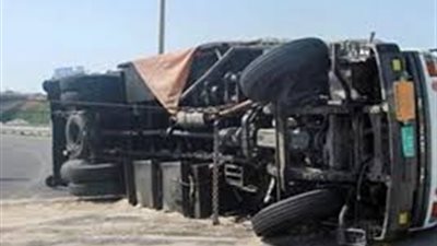 مرور الجيزة ترفع آثار انقلاب سيارة بالحوامدية