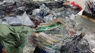 ضبط مخزن للأقمشة المهربة جمركيا في المقطم