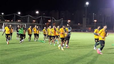 بالصور.. رئيس سموحة يؤازر لاعبي فريقه قبل مواجهة وادي دجلة