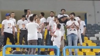جماهير الزمالك يرتدون قمصانا تحمل صور مرتضى منصور