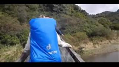 بالفيديو.. لحظة سقوط سياح من فوق جسر بـ«نيوزيلندا»