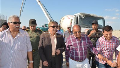 بالصور.. محافظ الإسماعيلية يتفقد مشروع محطة مياه الشرب بأرض فيديكو