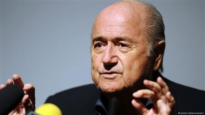 «بلاتر»: قاعدة احتساب الهدف خارج الأرض بهدفين «غير عادلة»