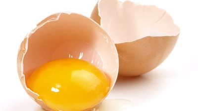 بالصور.. تعرفي على قائمة الأغذية التي تحتوي على فيتامين (د)