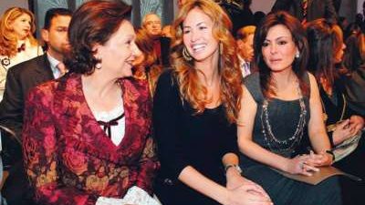 سوزان وهايدى وخديجة يزرن مبارك بمستشفى سجن مزرعة طرة