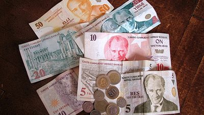 الليرة التركية تنخفض مجددًا مع تصاعد التوتر السياسي