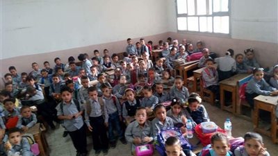 بالصور.. أولياء أمور تلاميذ الإسكندرية يشتكون من تكدس الفصول
