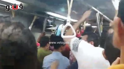 ركاب المترو يضربون مدمنا تعمد تعاطي حقنة مخدرة أمامهم (فيديو)