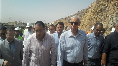 بالصور.. وزير الإسكان يتفقد محطتي كيما 1 و2 في أسوان