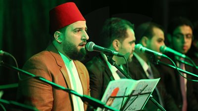 بالصور.. عدنان الساسة يبدع بالإنشاد الديني في ساقية الصاوي